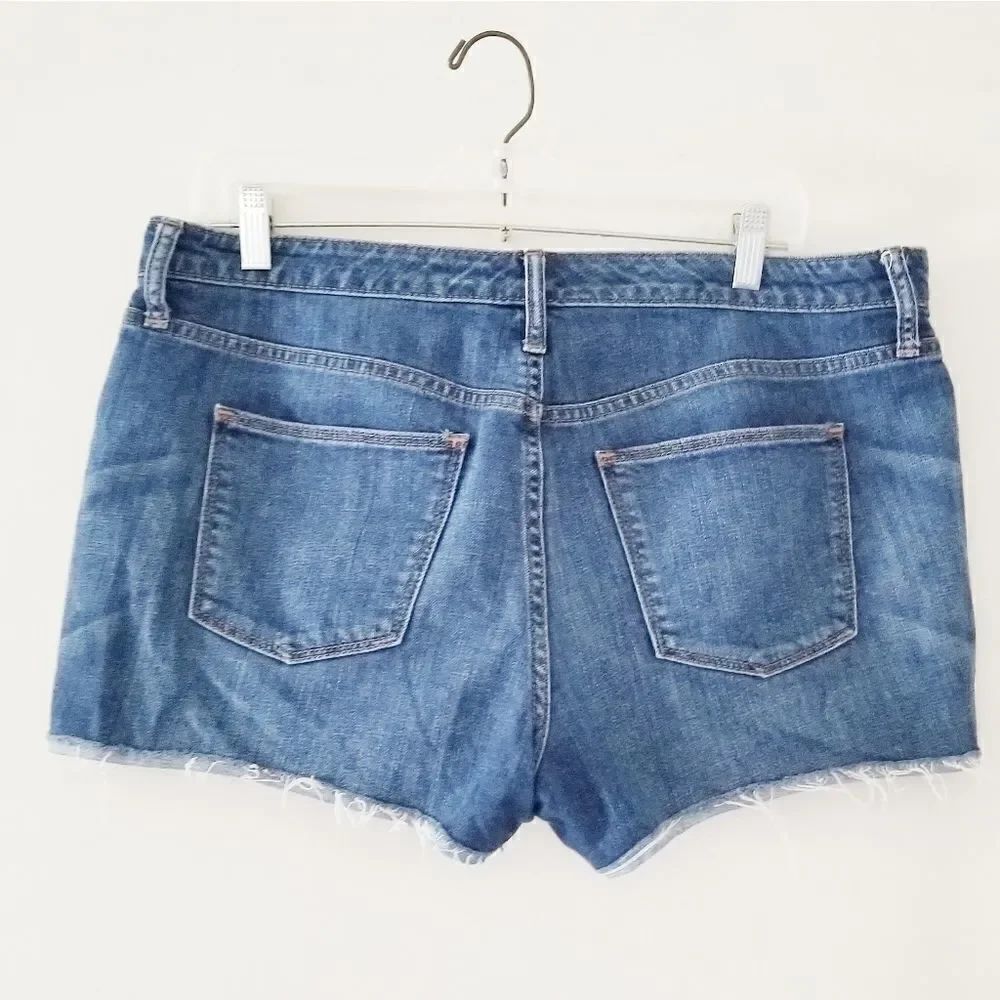 Universal Thread shorts with button fly closure - Picture 2 of 5